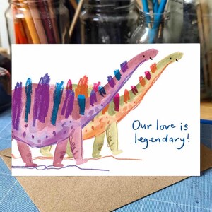 Onze liefde is legendarisch! Gekleurde wenskaart dinosaurus