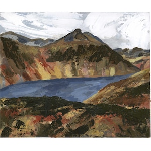 Könnte beinhalten: Abstrakte Landschaftsmalerei, die eine Bergkette und einen See darstellt. Das Kunstwerk verwendet eine Palette aus Blau-, Braun-, Gelb- und Rottönen. Der Himmel ist hellblau mit weißen Pinselstrichen. Das Gemälde hat einen strukturierten, impressionistischen Stil.
