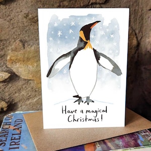 ¡Que tengas una Navidad mágica! Tarjeta navideña de Pingüino Rey