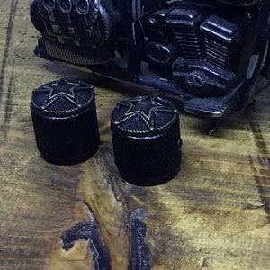 Knurled black star guitar knobs.