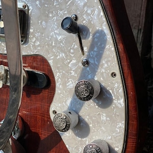 Botões de guitarra Route 66 com laterais serrilhadas. este anúncio é para um conjunto de dois botões.