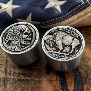 Tres perillas de guitarra con forma de calavera india. Monedas de cinco centavos. Leer descripción completa.