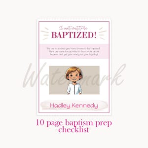 Op de afbeelding: Een voorbereidingschecklist voor de doop met de tekst "Ik kan niet wachten om GEDOOPT te worden!" en "Hadley Kennedy." De checklist bevat een cartoonillustratie van een kind en de tekst "10 pagina's doopvoorbereidingschecklist."