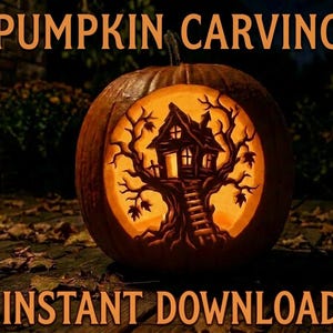 Peut inclure: Une citrouille sculptée avec un motif de cabane dans les arbres éclairée de l'intérieur. La citrouille est marron avec les mots "PUMPKIN CARVING" et "INSTANT DOWNLOAD" en texte orange. La cabane dans les arbres est détaillée avec une échelle et des branches.