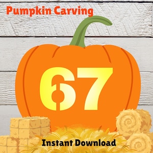 Puede incluir: Una calabaza naranja con el número 67 en amarillo, un tallo verde y el texto "Pumpkin Carving" en la parte superior. Las palabras "Instant Download" están en la parte inferior. Pacas de heno y paja en la parte inferior.