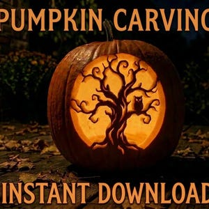 Può includere: Una zucca intagliata con un disegno di albero e gufo, illuminata dall'interno. La zucca è appoggiata su una superficie di legno con foglie cadute, con le parole "PUMPKIN CARVING" e "INSTANT DOWNLOAD" in testo arancione.