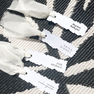 Segnaposto per matrimonio minimalista STAMPATO / Carte per nome di matrimonio personalizzate / Carte stampate con bordo increspato / Etichetta per damigella d'onore