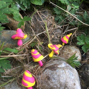 Pinke und gelbe Twist Pilze, Mini Pilze auf Pins für Terrarien oder Feengärten, Wunderpilze
