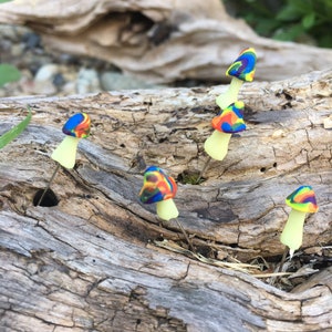 Rainbow Capped Glow-in-the-Dark Miniatur Pilze, Set von fünf winzigen Pilznadeln, leuchtende Pilze für Feengärten oder Terrariums