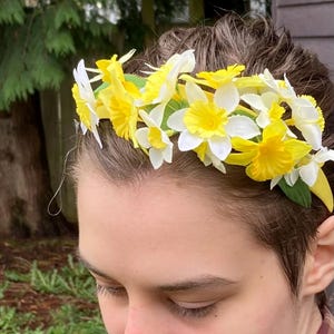 Wild Daffodil Headband, Yellow and White Daffodil Crown, Daffodil Cluster Headpiece, Spring Wedding Crown, Sping Flower Crown, Daffodil Mix