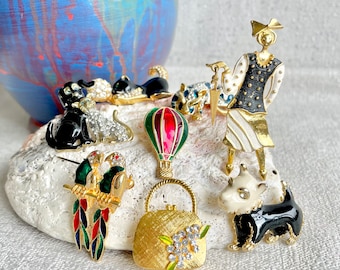 Vintage Brooch bundle. 8 enamel gold tone brooches.