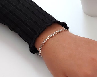 Delicate and shiny Figaro bracelet, with a thickness of 3mm, made of sterling silver and suitable for any occasion