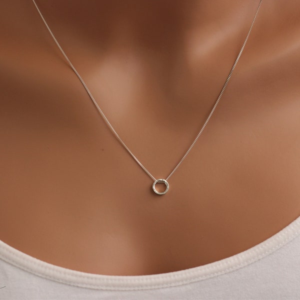 Collier cercle martelé en argent sterling • Petit collier à breloques • Collier délicat • Collier minimaliste • Bijoux Karma • Cadeau pour elle