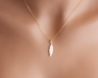 Kleine Feder Halskette • Gold Halskette • Layering Halskette • Zierliche Halskette • Geschenke für Sie