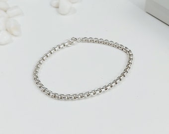Upgrade Your Style with Our Classic Round Box Chain Bracelet - High-Quality Materials and Fashion-Forward Design