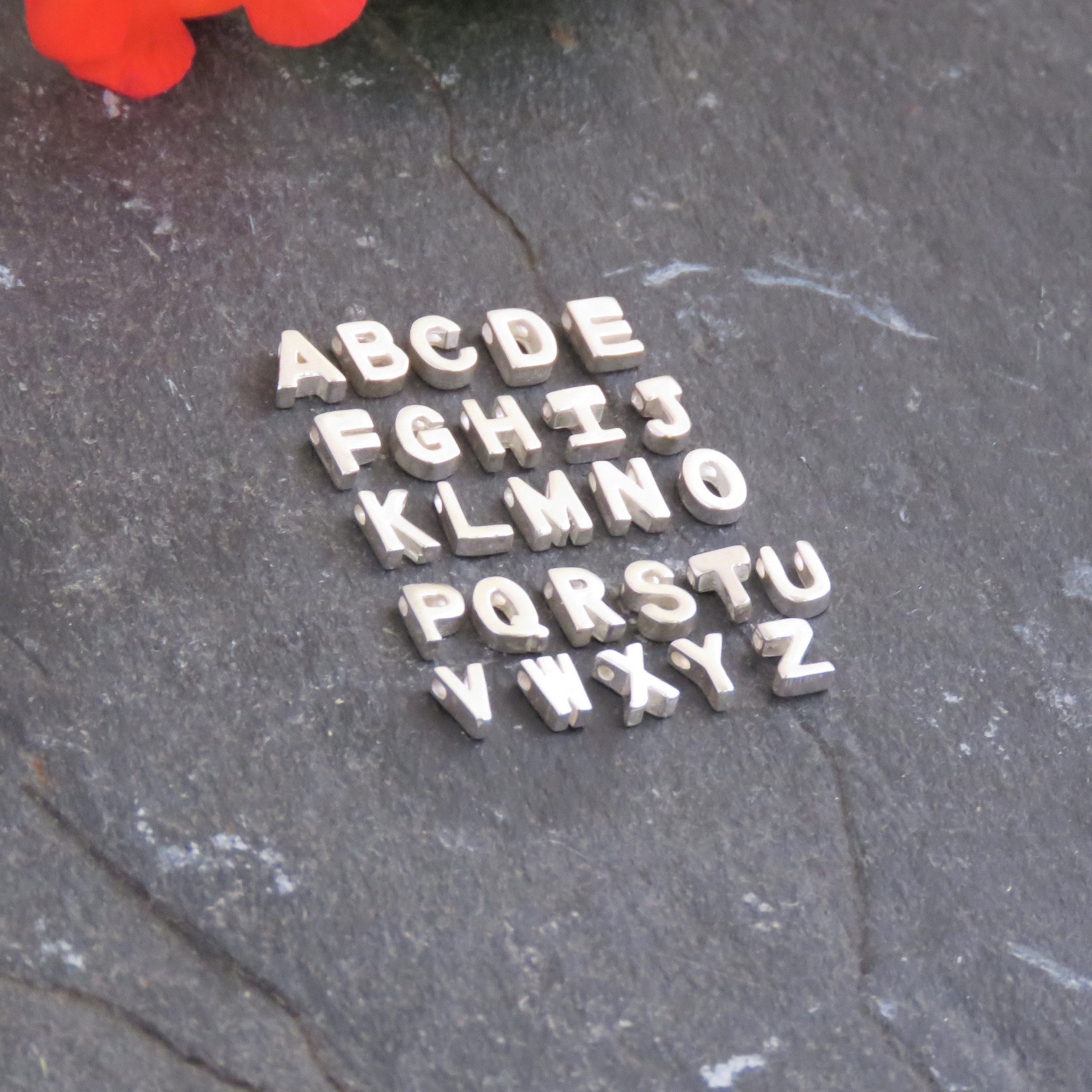 r initial anklet