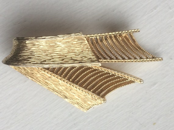 Modernist Brooch, Mid Century Pin, Gold Tone  Str… - image 10