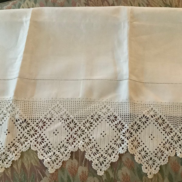Vintage English cotton linen and crochet lace bath towel