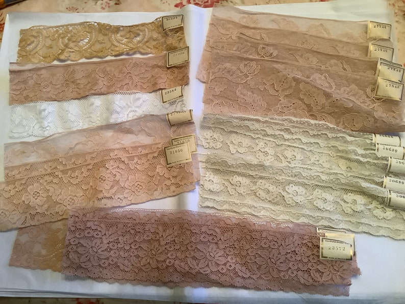 Assortment of 20 vintage French lace salesman samples pieces Lot 7010 image 1