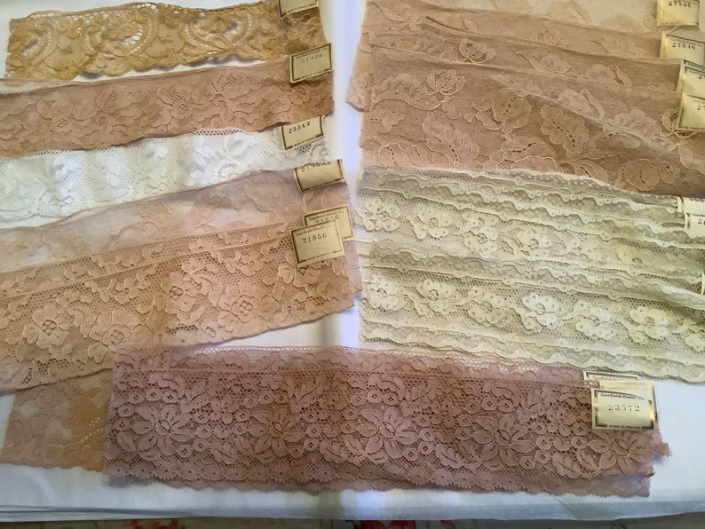 Assortment of 20 vintage French lace salesman samples pieces Lot 7010 image 3