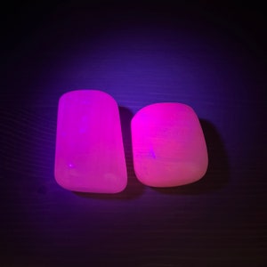 You Choose / Mangano Calcite XL Tumble / Pink Calcite Palm Stone / UV Reactive / Pakistan