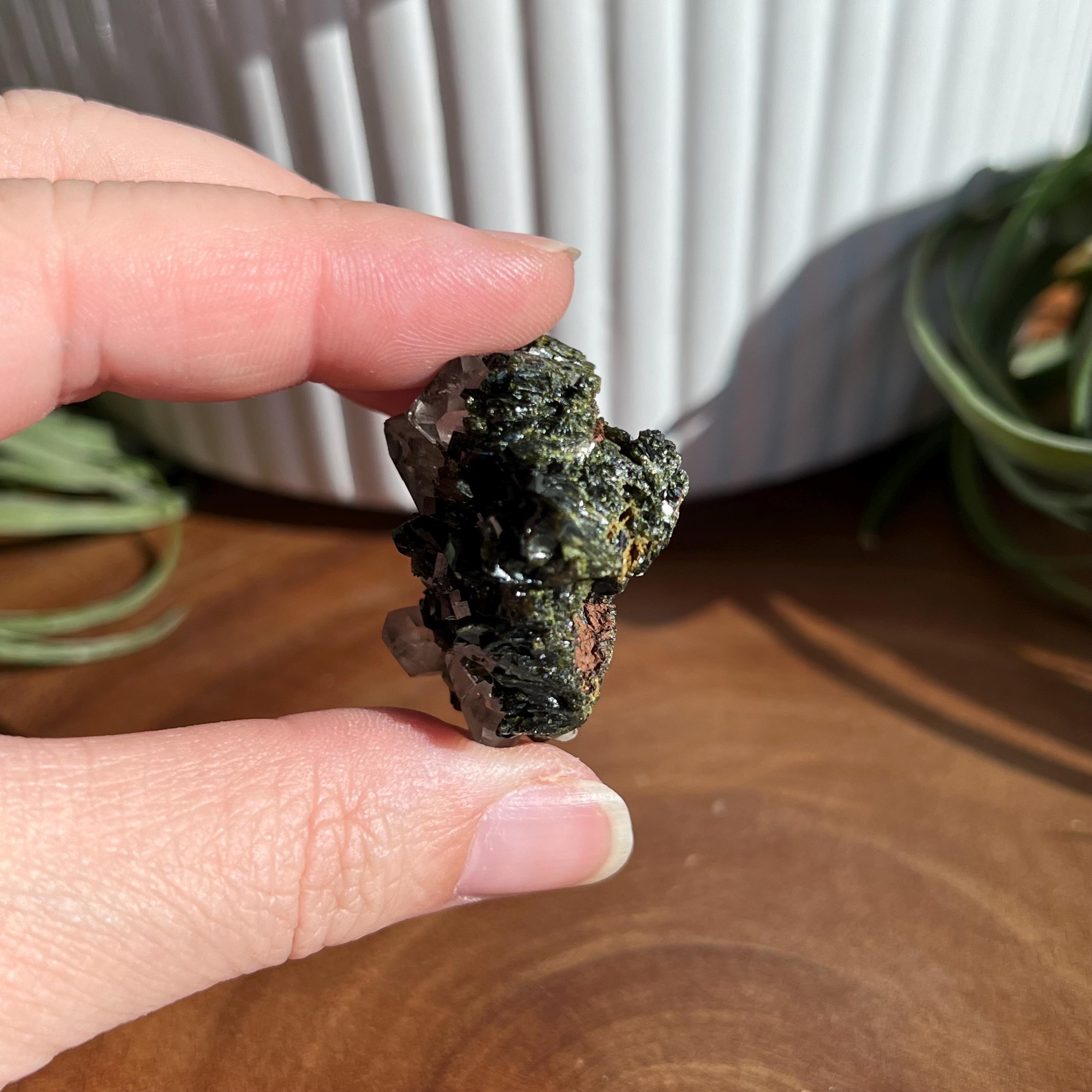 エピドートとクォーツの標本 / トルコのハッカリ産 / 自立型 - Etsy 日本