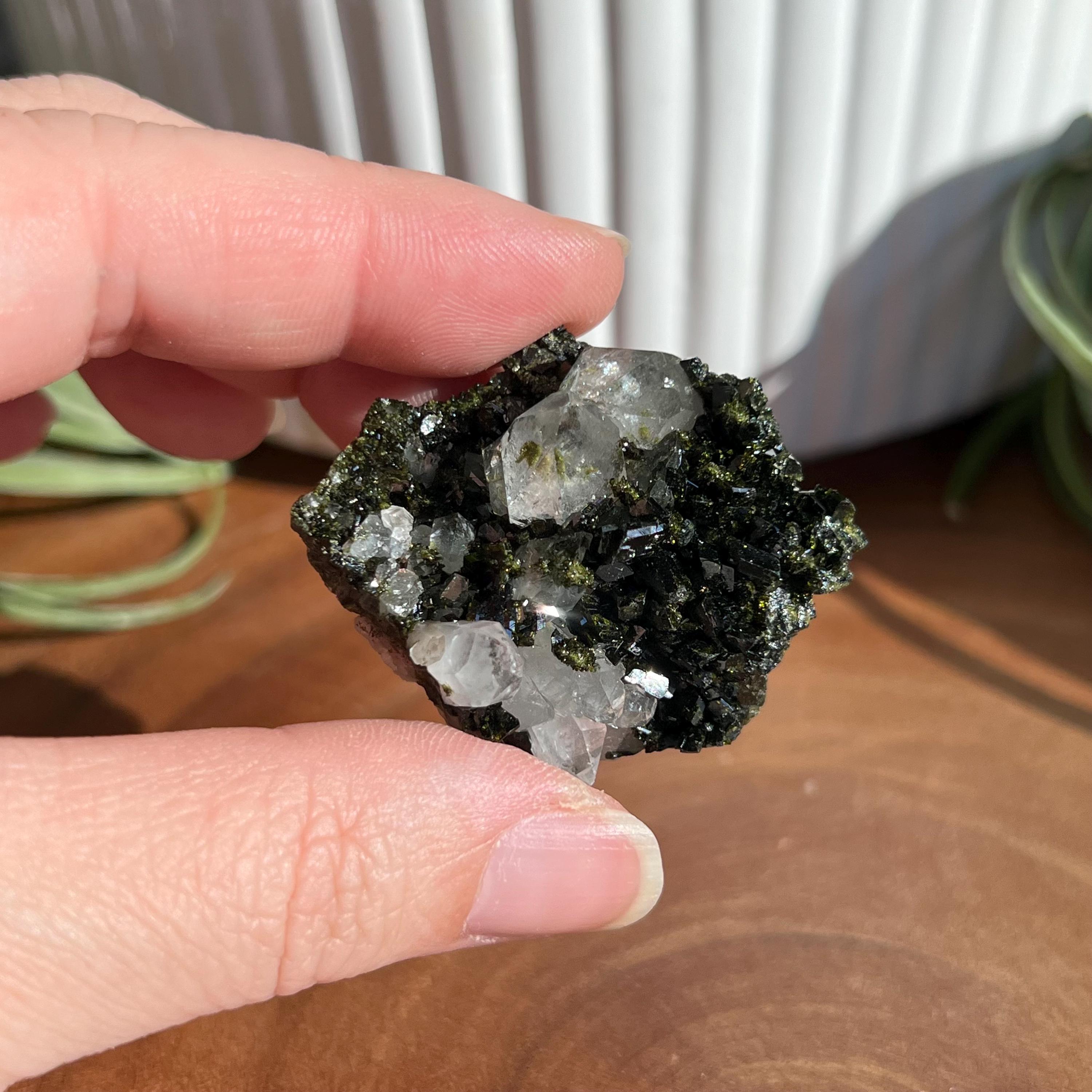 エピドートとクォーツの標本 / トルコのハッカリ産 / 自立型 - Etsy 日本