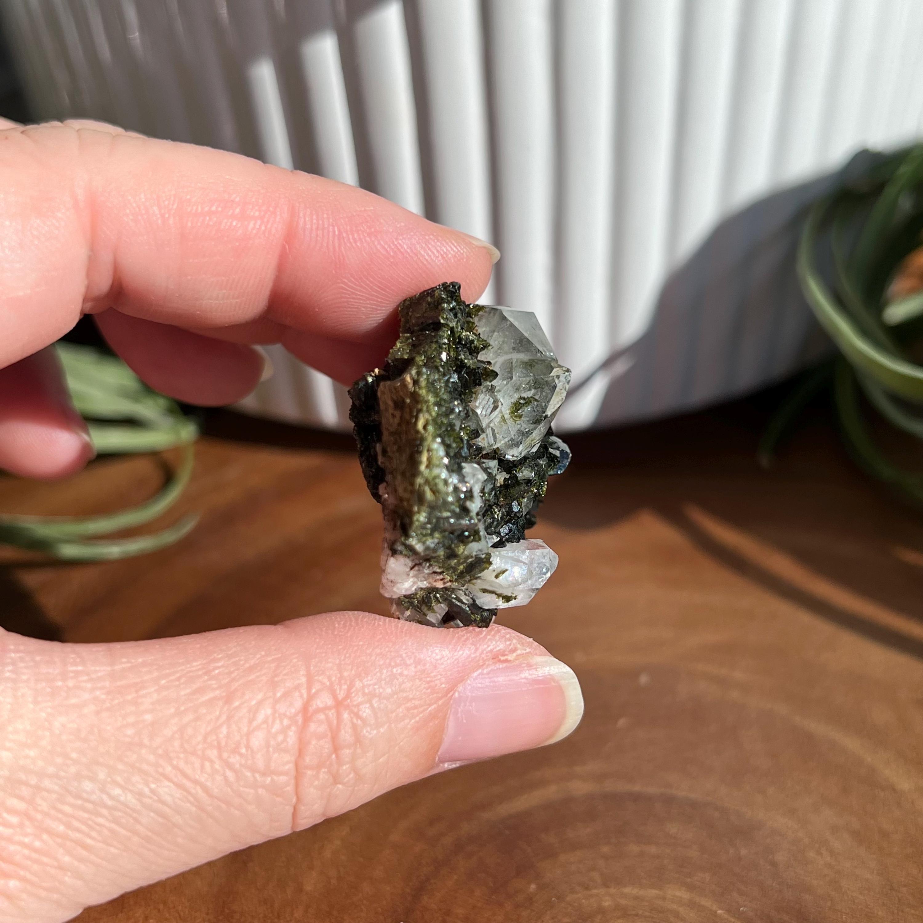 エピドートとクォーツの標本 / トルコのハッカリ産 / 自立型 - Etsy 日本