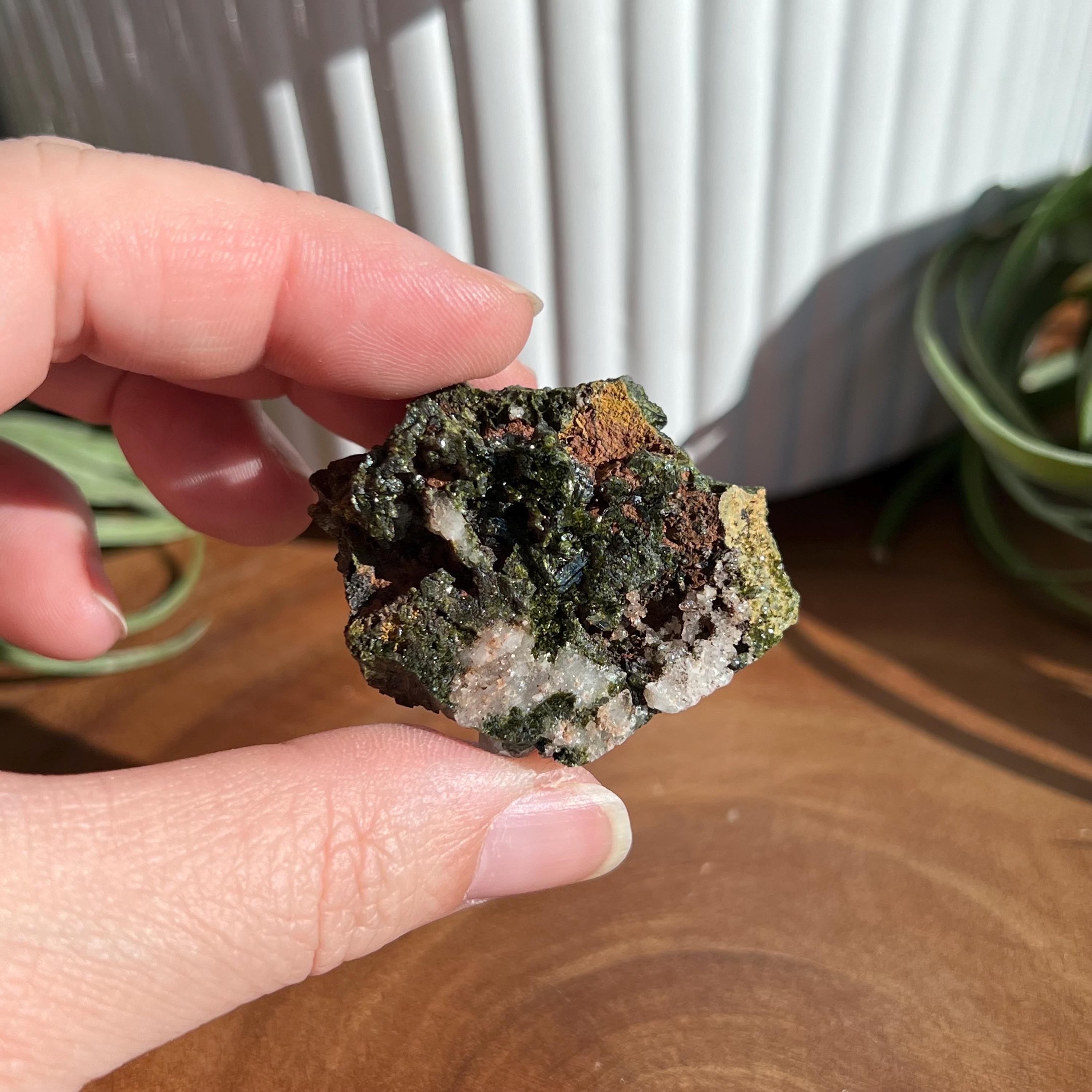 エピドートとクォーツの標本 / トルコのハッカリ産 / 自立型 - Etsy 日本