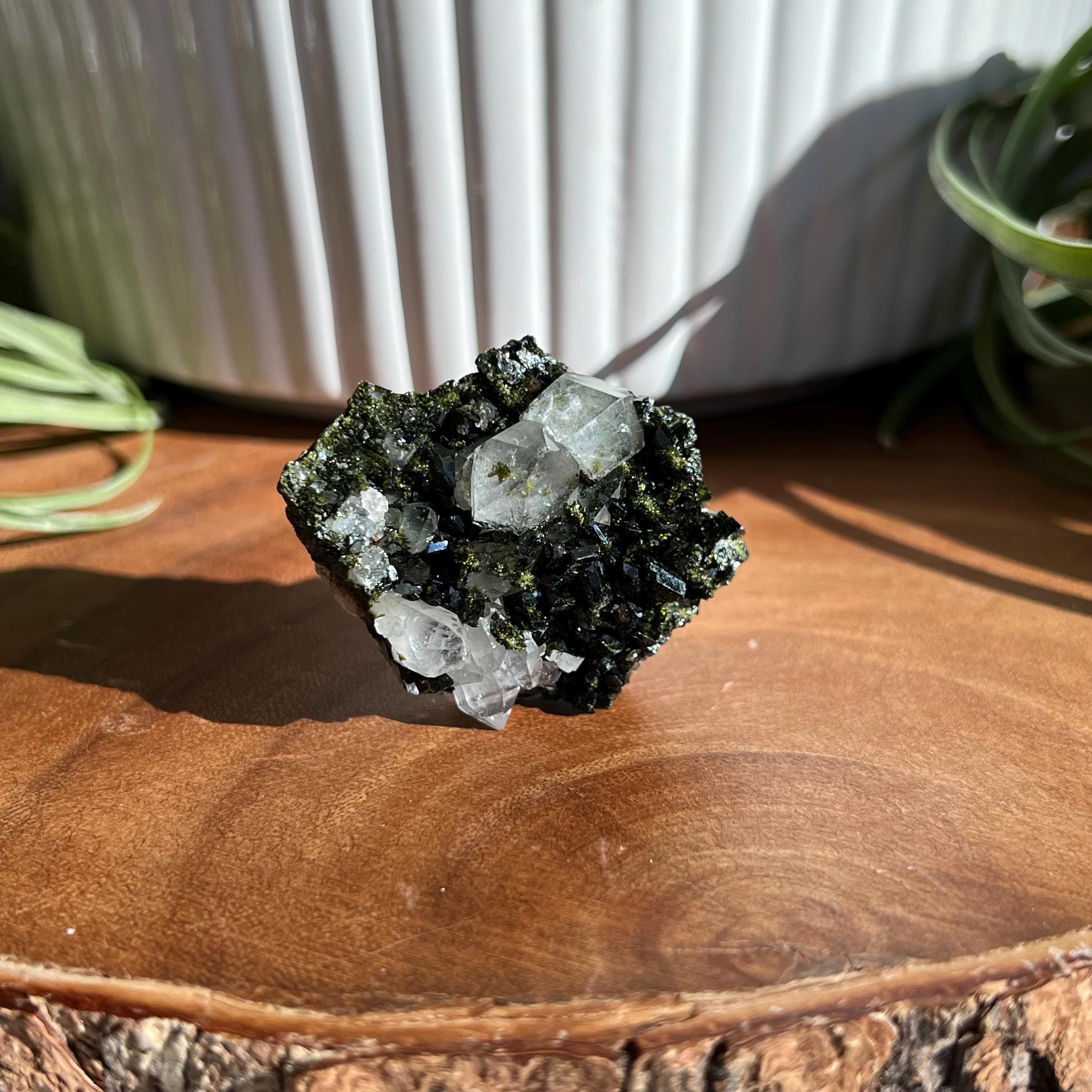 エピドートとクォーツの標本 / トルコのハッカリ産 / 自立型 - Etsy 日本