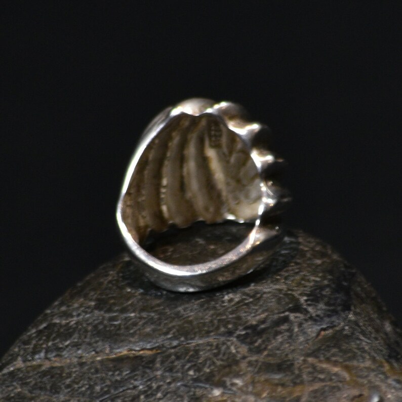Fantastic Clamshell Style Diamond Cut Detailed Brutalist Style Size 6 Sterling Marked 925 Aged Silver Toned Statement Ring Jewelry