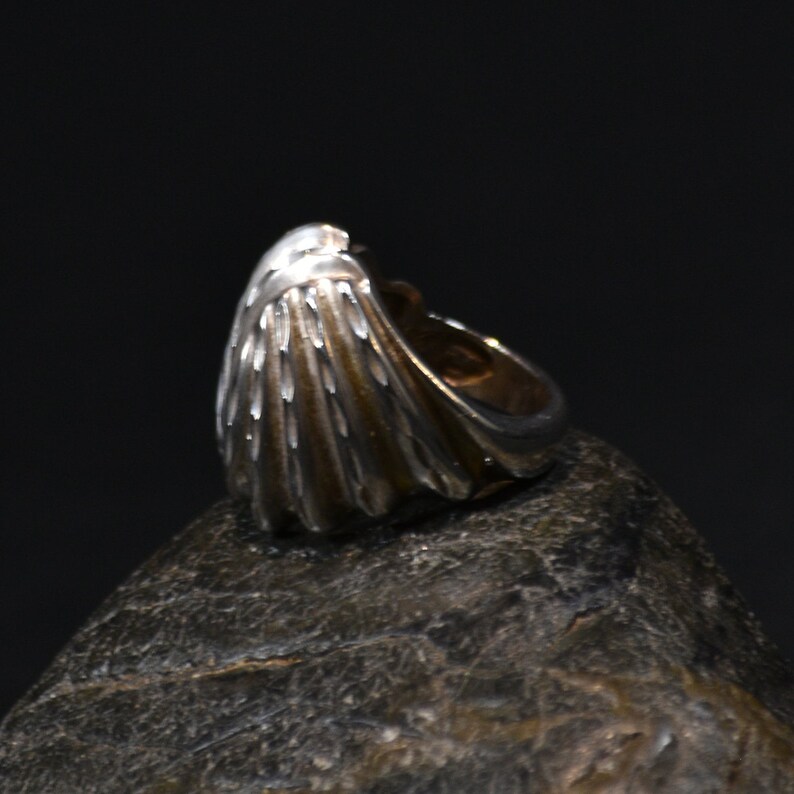 Fantastic Clamshell Style Diamond Cut Detailed Brutalist Style Size 6 Sterling Marked 925 Aged Silver Toned Statement Ring Jewelry