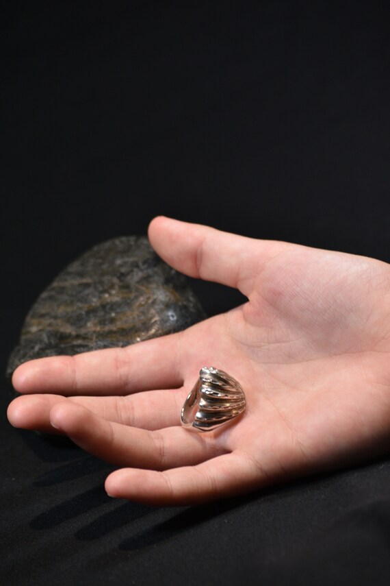 Fantastic Clamshell Style Diamond Cut Detailed Brutalist Style Size 6 Sterling Marked 925 Aged Silver Toned Statement Ring Jewelry