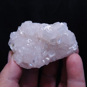 Mooie, lichtroze apophyllietcluster uit Nashik, India