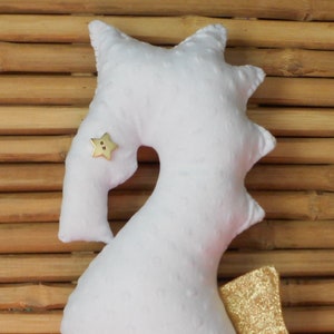 Almohada de caballito de mar, caballito de mar 3D, caballito de mar de punto minky blanco, almohada de criatura marina, almohada de playa, almohada náutica, decoración de vida costera