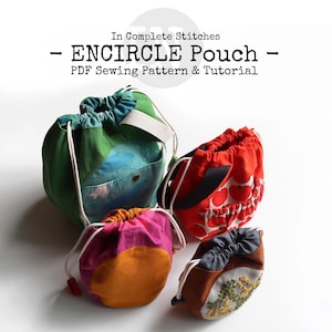 Puede incluir: Cuatro bolsas con cordón en varios colores y patrones. Una es verde con un diseño azul, otra es roja con un patrón de manzanas blancas, una tercera es rosa y naranja, y la última es marrón con bordados florales. Texto: "ENCIRCLE Pouch - PDF Sewing Pattern & Tutorial."