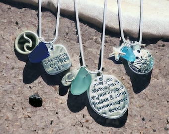 Halsband med havsglas, smycken i strandglas, present till strandälskare, drömmer om havet, smycken i havsglas, present till henne, halsband med surfare, sjöglas