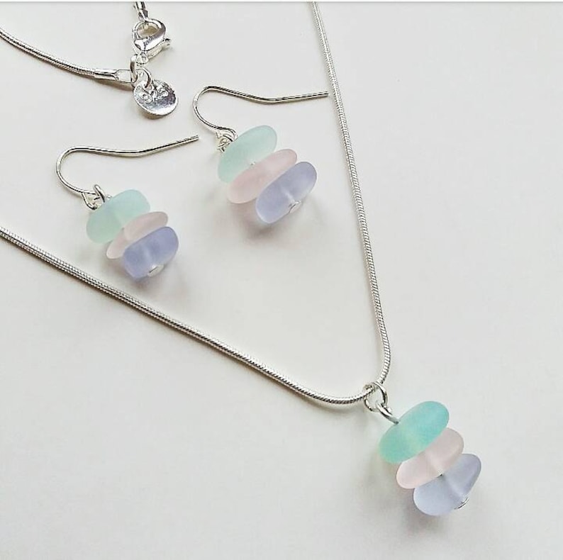Halsband med havsglas | Strandglas | Sjöjungfrusmycken | Strandhalsband | Örhängen med havsglas | Pärlor med havsglas | Present till henne | Alla hjärtans dag bild 1