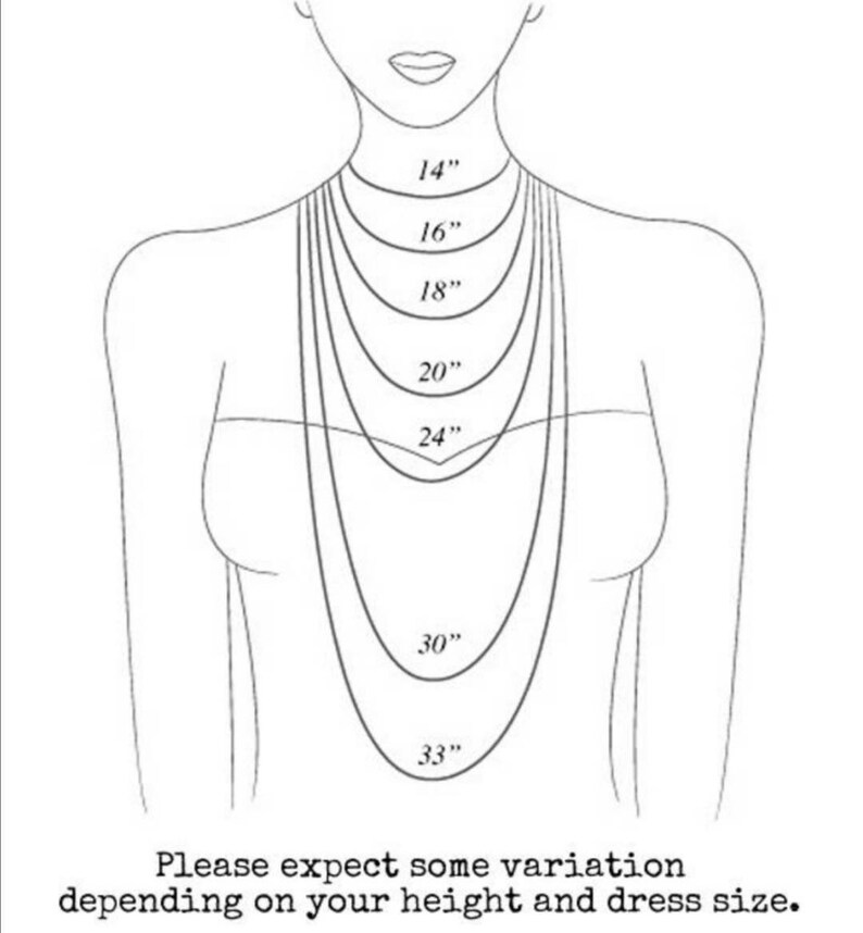 Pode incluir: Um desenho de linha de um torso feminino com uma s&eacute;rie de colares de diferentes comprimentos, etiquetados com medidas em polegadas: 14", 16", 18", 20", 24", 30" e 33". O texto "Por favor, espere alguma varia&ccedil;&atilde;o dependendo da sua altura e do tamanho do vestido." est&aacute; abaixo da imagem.