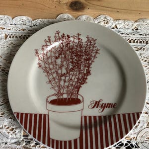 A Decorative Ceramic Plate That Reads Thyme On The Front And Fitz And Floyd, Inc. MCMLXXVI FF On The Back See Description