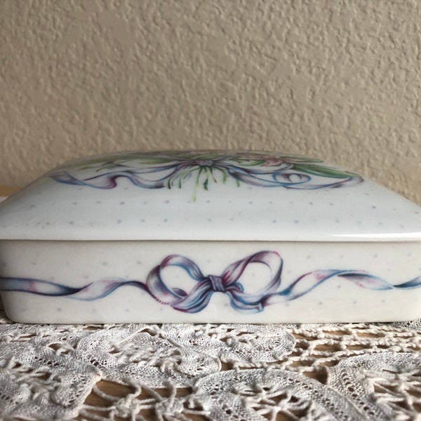 A Ceramic/Porcelain Divided Lidded Dish With A Bow/Bouquet Design Marked Horchow Made In Japan See Description