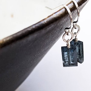 Mos kyaniet blauw zilveren oorbel