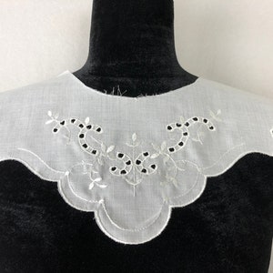 Vintage collier coudre coton blanc avant monobloc avec oeillet brodé blanc fleurs 1960 ' s