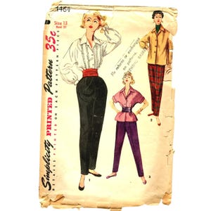 Pode incluir: Padrão impresso Simplicity vintage com ilustrações de designs de moda feminina. O padrão inclui uma blusa branca com cinto vermelho, calças pretas, uma blusa rosa com cinto escuro e calças roxas. O padrão é marcado "Tamanho 13" e custa 35c.