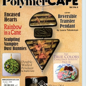 Könnte beinhalten: Polymer Clay Magazin-Cover mit einem umkehrbaren Transfer-Anhänger mit Blumenmuster, einem doppelwandigen Anhänger mit grün-weißem Muster und einer Gruppe von drei Frauen, die sich umarmen. Der Titel des Magazins lautet "PolymerCAFÉ" und die Ausgabe ist Vol. 6 No. 6. Das Cover zeigt auch den Text "True Colors Challenge Results! Page 36" und "Those Old Bull's Eyes Page 66".
