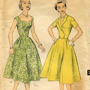 Puede incluir: Patrón de costura vintage para un vestido, con dos modelos que llevan diferentes estilos. El patrón es para la talla 12, busto 30, y está etiquetado como "Advance 7080".