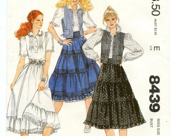 McCall's-patroon 8439 Misses' Laura Ashley Designed pulloverblouse, ongevoerd vest, gelaagde rok en petticoat met ruches Maat 10 buste 32 1/2 UC