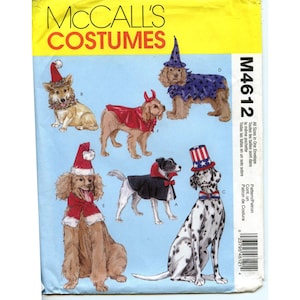 Puede incluir: Un patrón de costura para disfraces de perro. El patrón incluye cinco disfraces diferentes: un mago, un diablo, un vampiro, un Papá Noel y una bandera estadounidense. El patrón es para todas las tallas y está disponible en un solo sobre. El número del patrón es M4612.