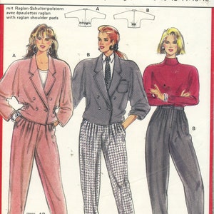 Puede incluir: Un patrón de costura para una chaqueta de doble botonadura con hombros raglan y un pantalón. El patrón es de Burda y el número de patrón es 5408. Las tallas son 34-44 y 8-18.
