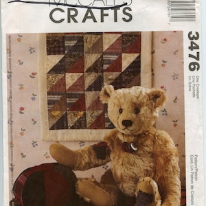 Puede incluir: Un patrón de costura para un oso de peluche, con un primer plano de un oso de peluche terminado. El patrón se llama "Little City Bears & Co." y está diseñado por Maureen Hills. El patrón incluye instrucciones para hacer un oso de peluche, un sobre y un bolsillo. El patrón es de McCall's Crafts y tiene el número 3476.